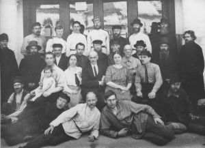 Сотрудники музея 1920-х гг. Сидят: в центре - А.Н. Свирин, слева от него - Ю.С. Карпова, справа - А.Д. Белякова (Меркулова), золотошвеи-реставраторы, справа за ней - В.Д. Дервиз. Между Ю.С. Карповой и А.Н. Свириным - реставратор Н.А. Баранов. В верхнем ряду второй справа - о. Диомид (Д.И. Егоров). в белой блузе, в шляпе