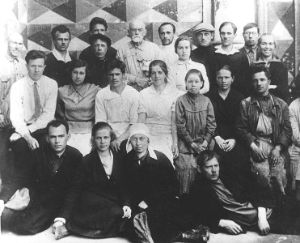 1933 г. Сотрудники музея. Стоят: Чемигин, Шатунов, Маслов, Горчаков, Болиурин, Чернохвостов, Рябинкина, Преображенский, Кокорев, Новиков, Попова-Курбатова, Балхина.2-ой ряд. Б.Щипатов, Соловьёва, Комаров, Пчёлкина.нижний ряд. Дмитриев, Шатунова, Белова, Плешаков (конюх)