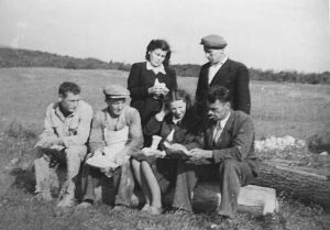 1950– е гг.О.В. Круглова (сидит) и Л.Э. Калмыкова во время экспедиции по Русскому Северу